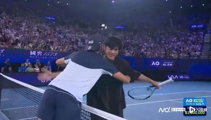 周杰伦澳网首秀遭遇“一轮游”，全程“罚站”没碰到球