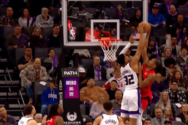 星空体育在线登录-卡德威尔单手正面大帽阿巴基隔扣，随后招呼全场观众庆祝